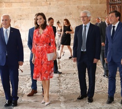 Doña Letizia, acompañada de las autoridades que la recibieron a su llegada al Monasterio de Yuso 